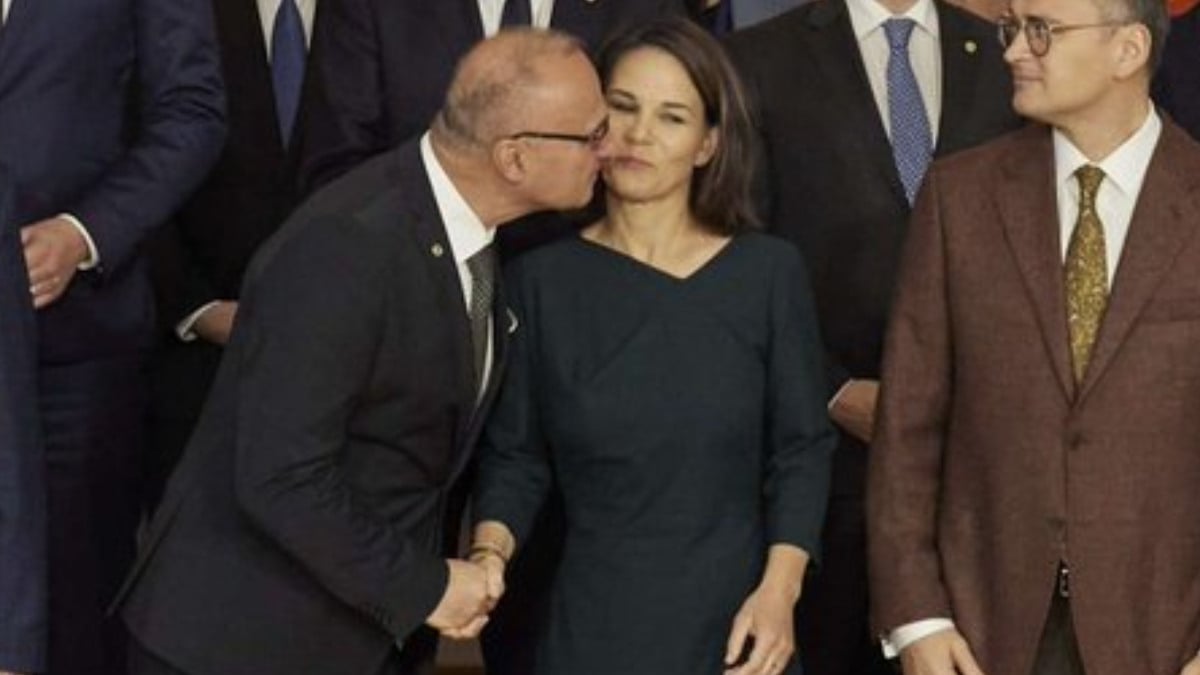 Hırvatistan Dışişleri Bakanı Radman’ın Alman mevkidaşı Baerbock’u öpme girişimi