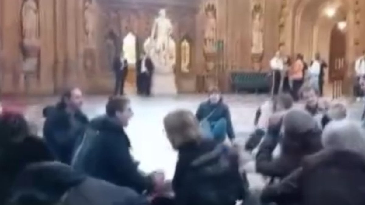 İngiltere parlamentosunda Gazze’de kalıcı ateşkes için oturma eylemi