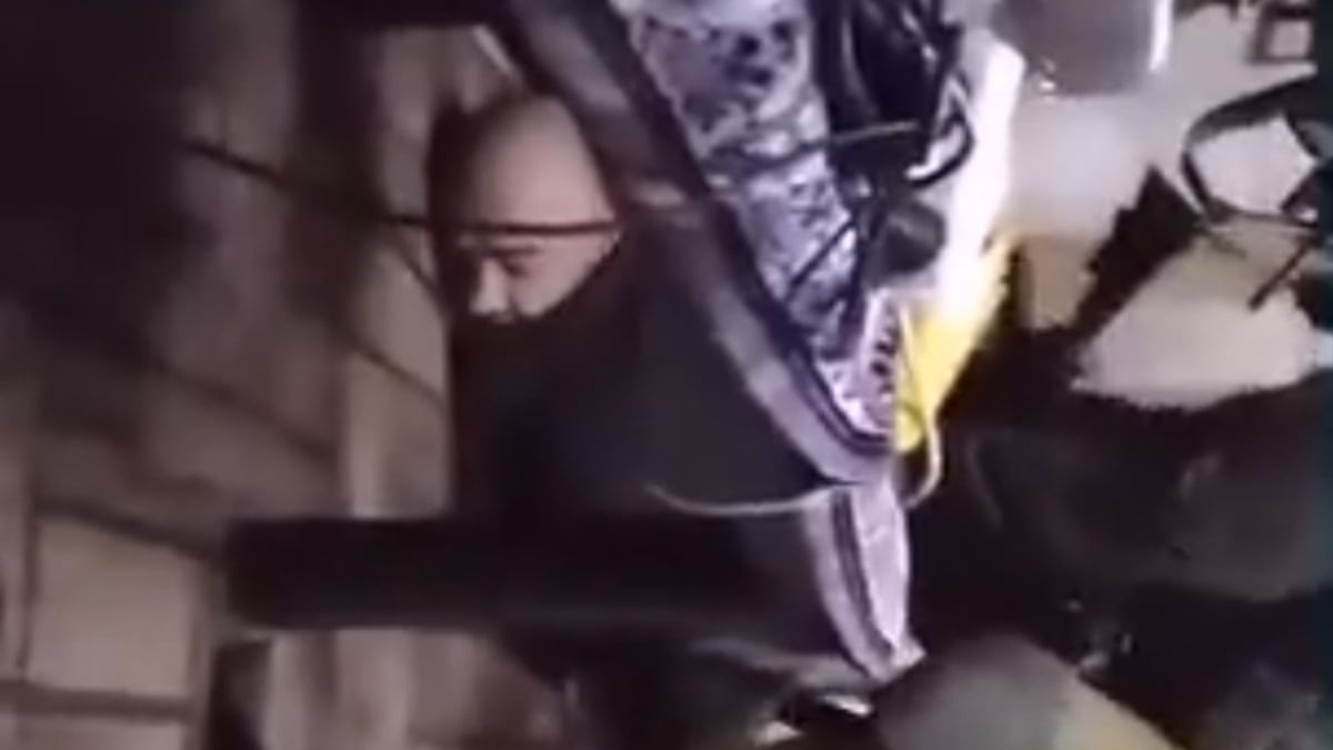 İsrail askerleri, Filistinli Banat’ı canlı yayın sırasında darbetti