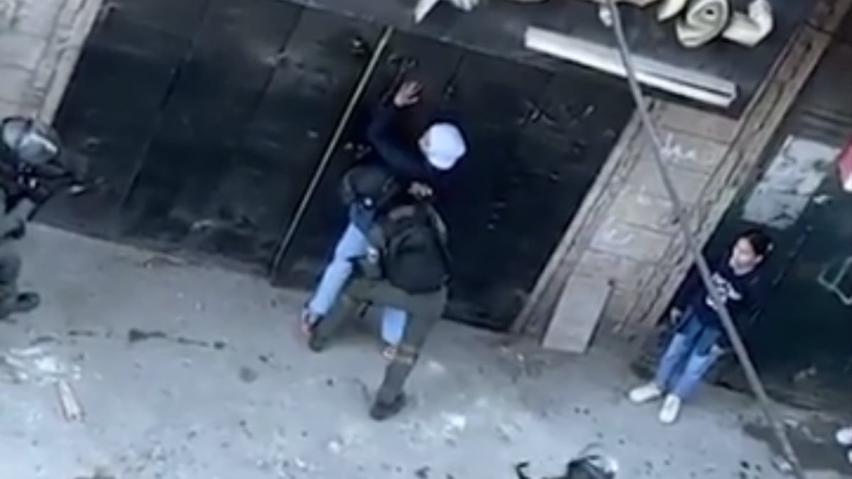 İsrail askerlerinin skandal görüntüleri: Filistinli kız öğrencileri taciz ettiler