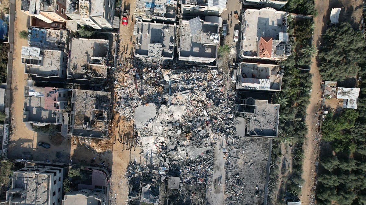 İsrail bombardımanı binaları yerle bir ediyor: Havadan görüntülendi