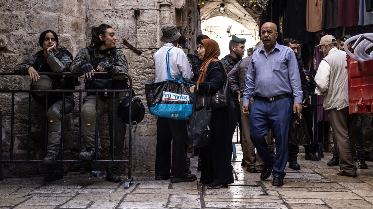İsrail, Filistinli gençlerin Mescid-i Aksa’da cuma namazı kılmasına yine izin vermedi