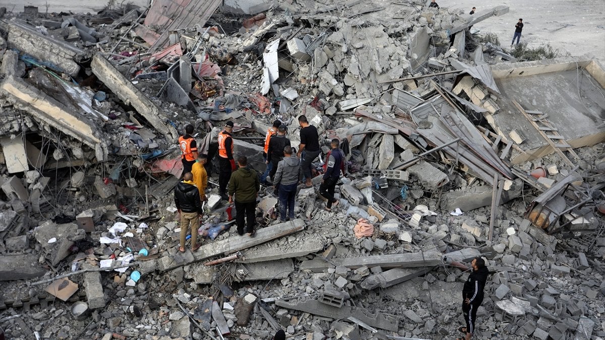 İsrail’in yaralıların bulunduğu ambulansın çevresini bombaladığı anlar