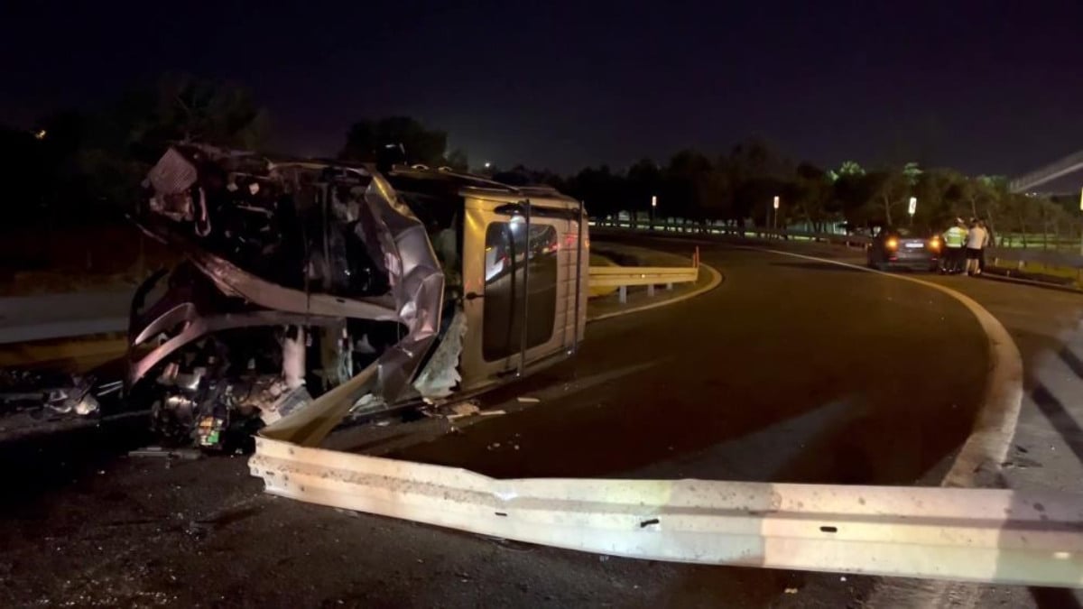 İstanbul Büyükçekmece’de hafif ticari araç bariyere ok gibi saplandı: 1 yaralı