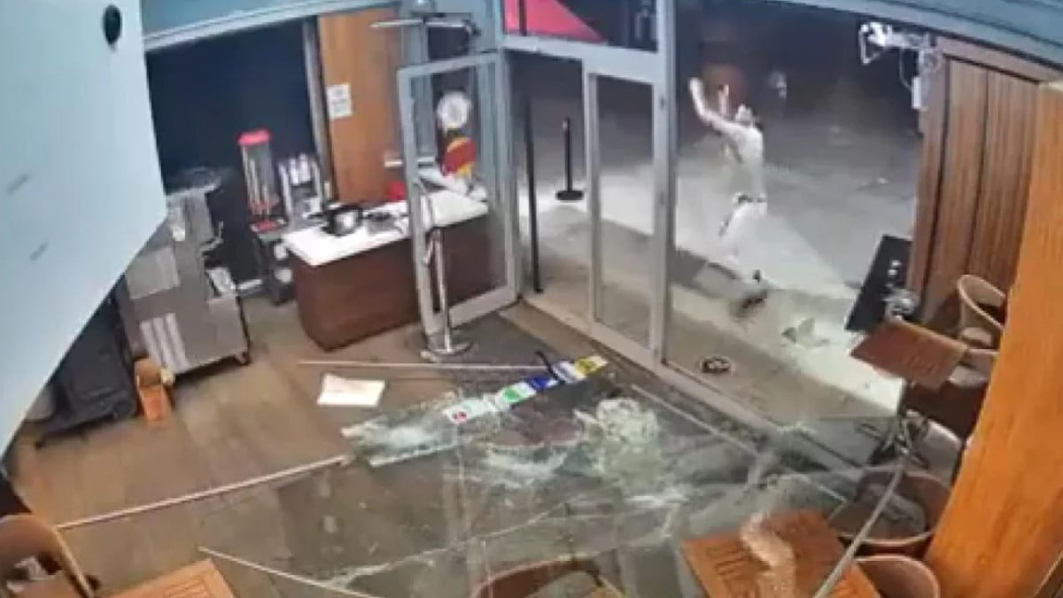 İstanbul Esenyurt’ta restoran şubesine saldırı kamerada