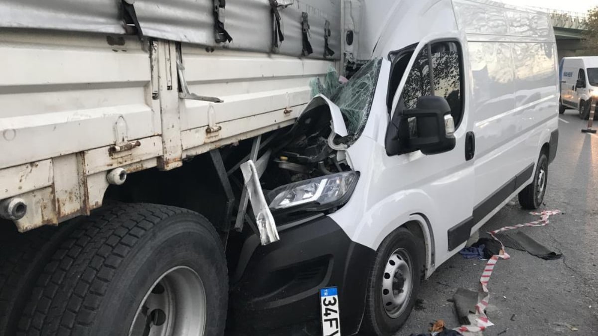 İstanbul Şişli’de kamyonun altına giren panelvanın sürücüsü ucuz kurtuldu