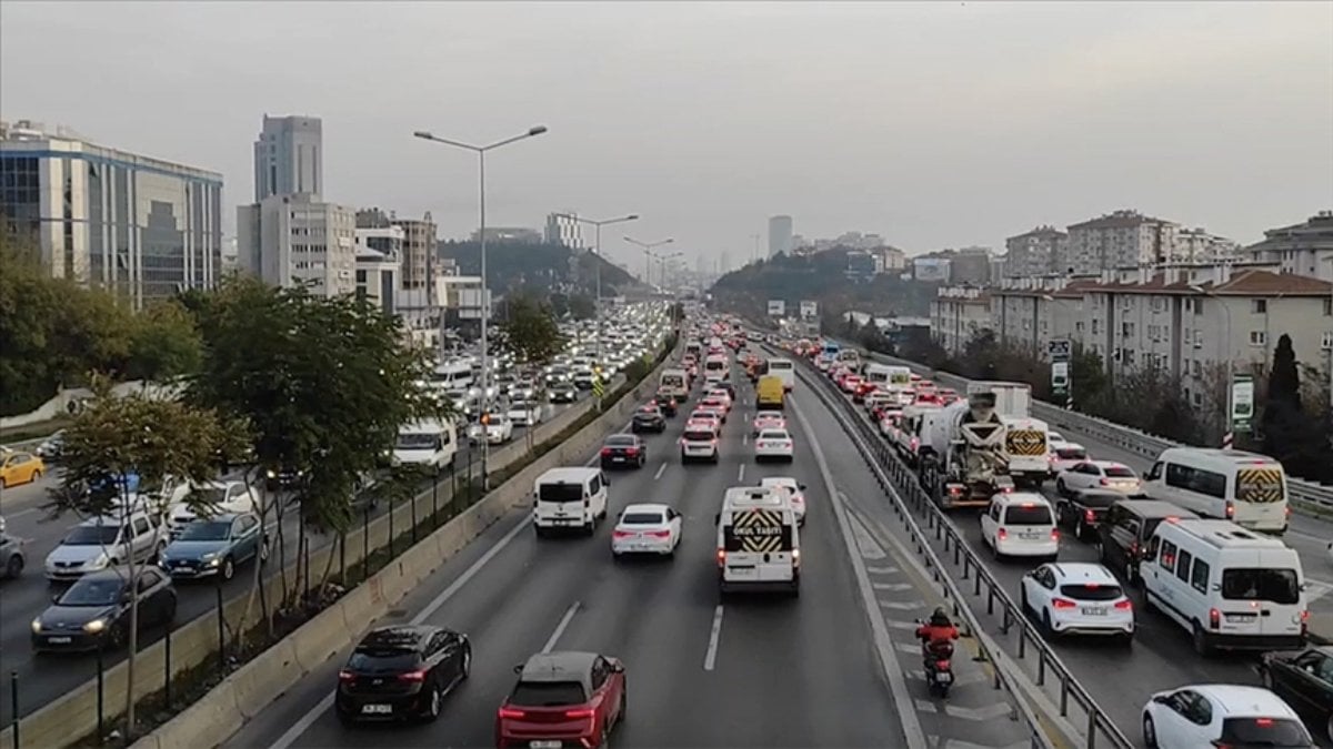 İstanbul trafiğine yağmur engeli! Yoğunluk yüzde 70’in üzerinde