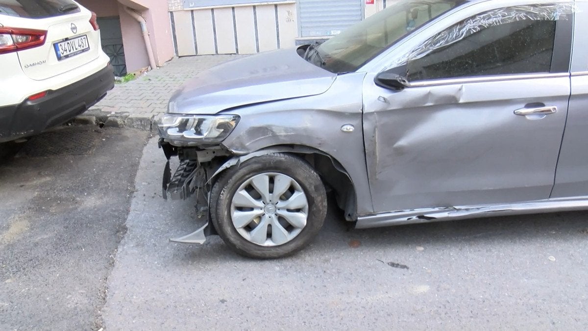 İstanbul’da ara sokağa giren tır araçlara çarpa çarpa ilerledi