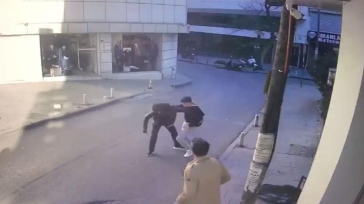 İstanbul’da birlikte yürüdüğü arkadaşını bıçakladı