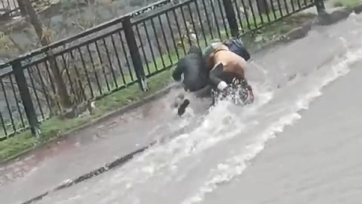 İstanbul’da can pazarı! Esenyurt’ta anne ile oğlunun selden kurtulma mücadelesi