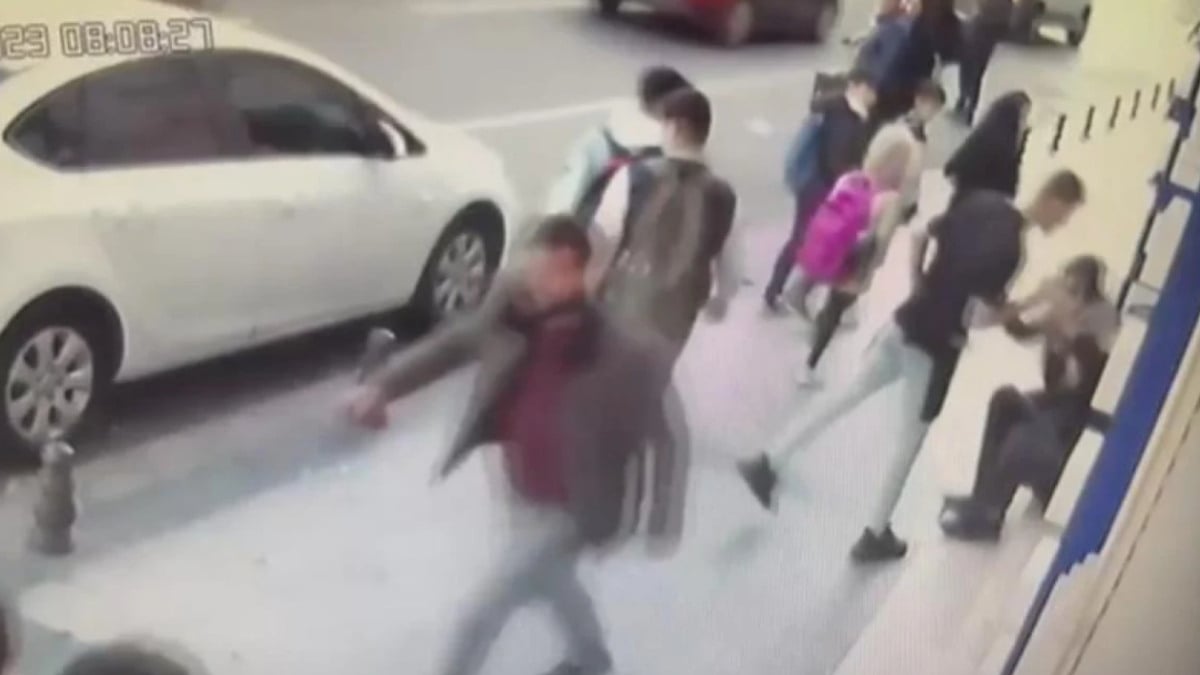 İstanbul’da cinayet! Aracına şişe fırlatan kişinin alnına kalem sapladı