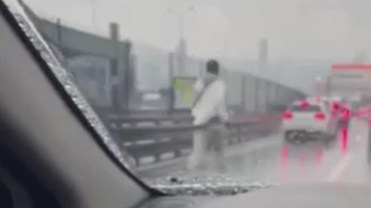 İstanbul’da E-5’e atlayan adam akan trafiğin arasında koştu