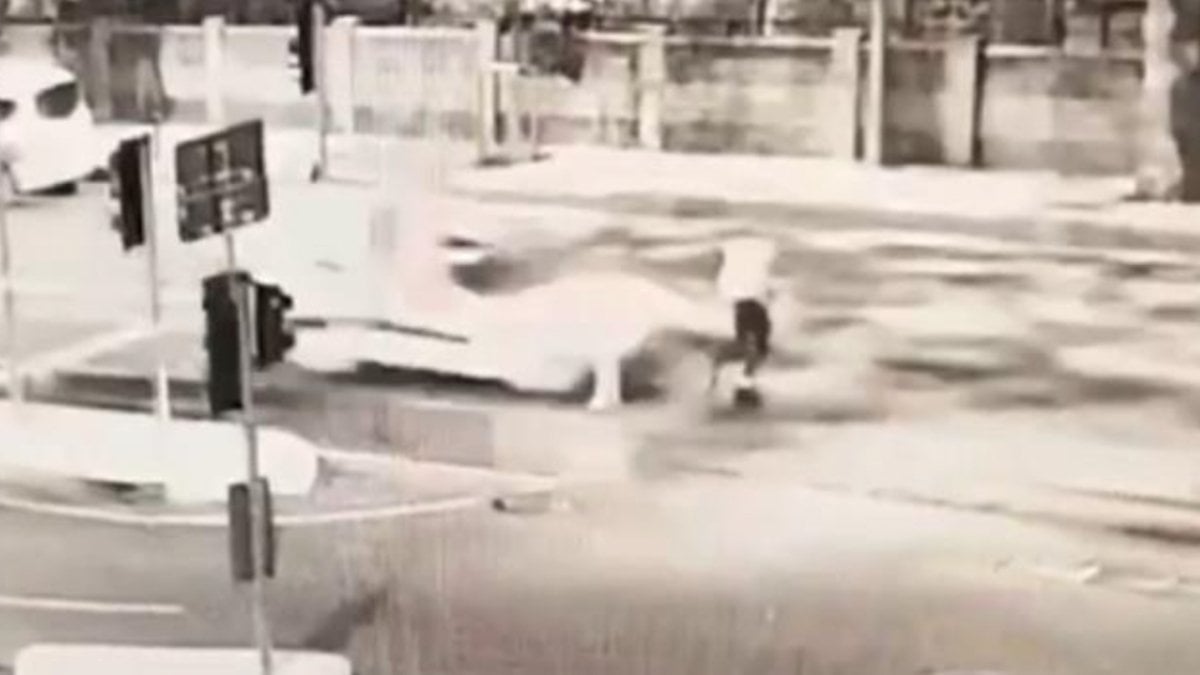 İstanbul’da feci kaza! Polise çarpıp kaçtı