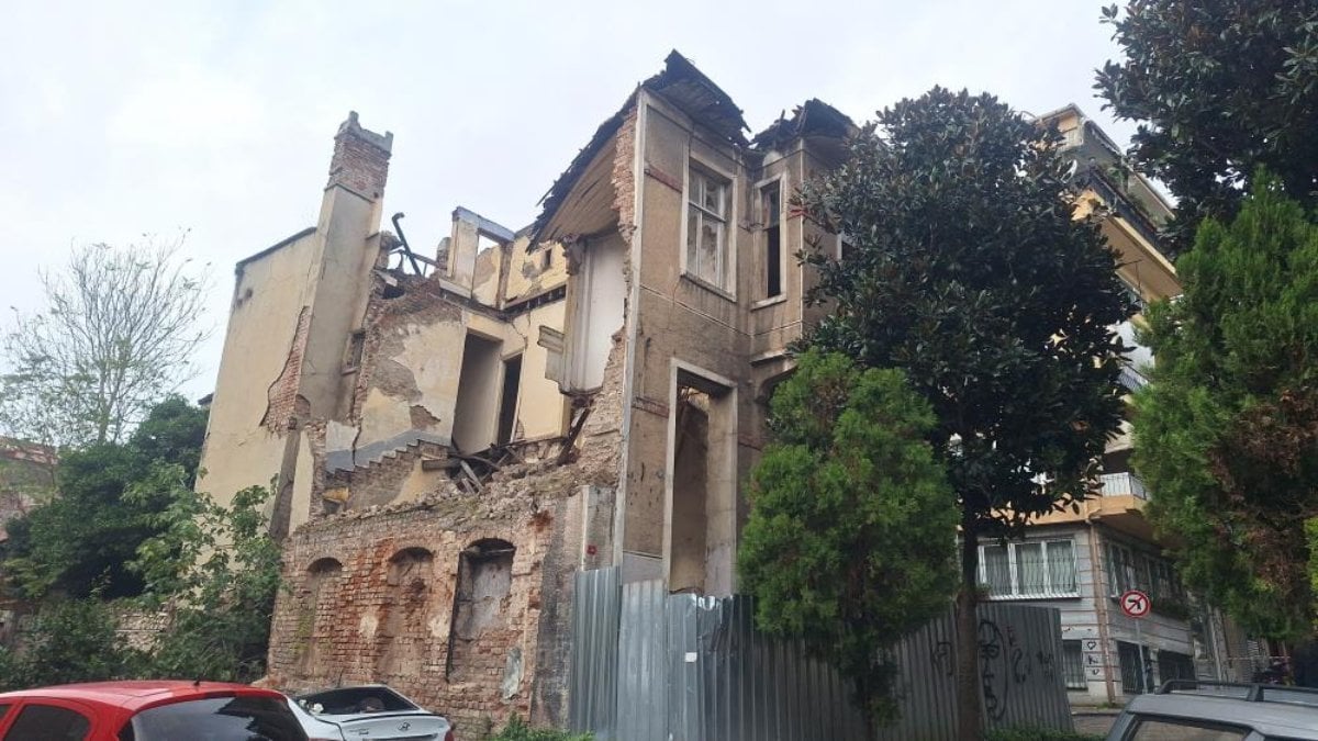 İstanbul’da fırtına! Fatih’te metruk bina kısmen çöktü
