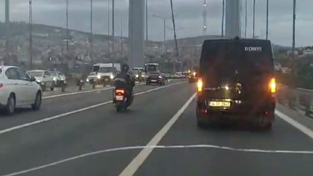 İstanbul’da fırtınanın etkili olduğu köprüde motokuryenin yardımına sürücü yetişti
