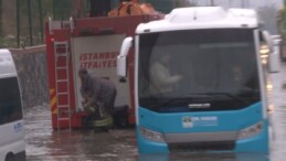 İstanbul’da göle dönen yolda vatandaşlar araçlarında mahsur kaldı