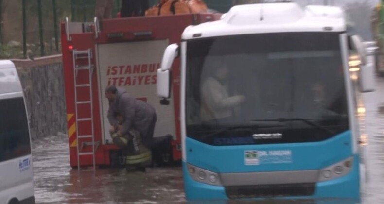 İstanbul’da göle dönen yolda vatandaşlar araçlarında mahsur kaldı