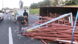 İstanbul’da kamyonet devrilince trafik kilitlendi