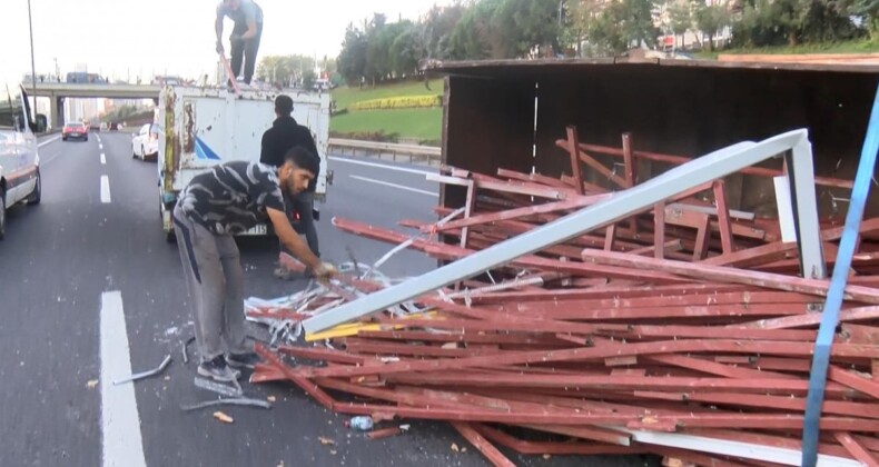 İstanbul’da kamyonet devrilince trafik kilitlendi