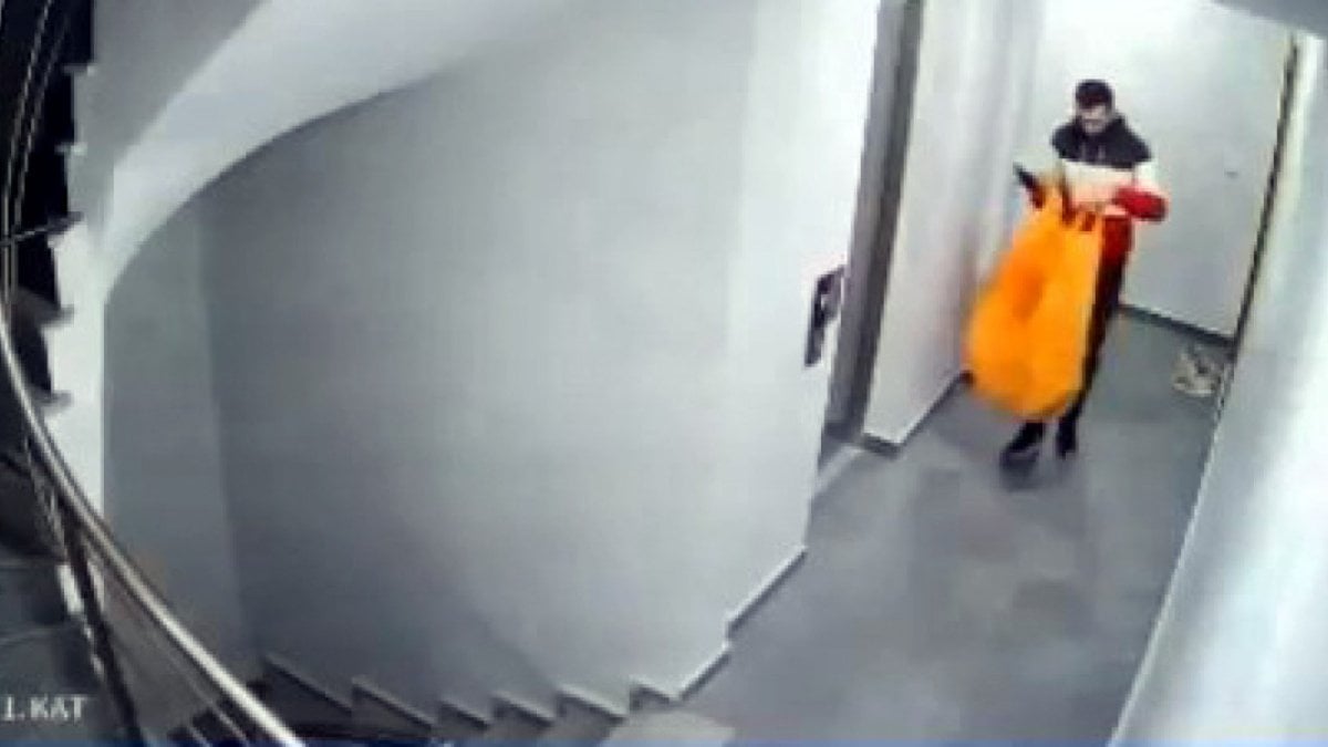 İstanbul’da ‘kargocuyum’ yalanıyla binaya giren hırsızın ayakkabıları çaldığı anlar