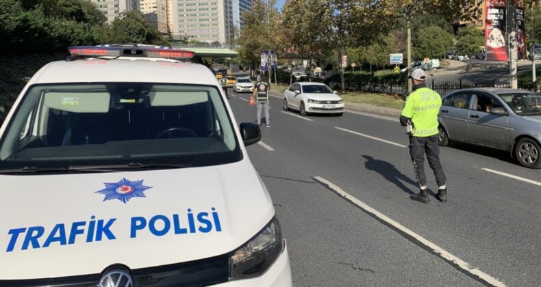 İstanbul’da kırmızı ışıkta geçen sürücüden savunma: O tabela oradan kalksın