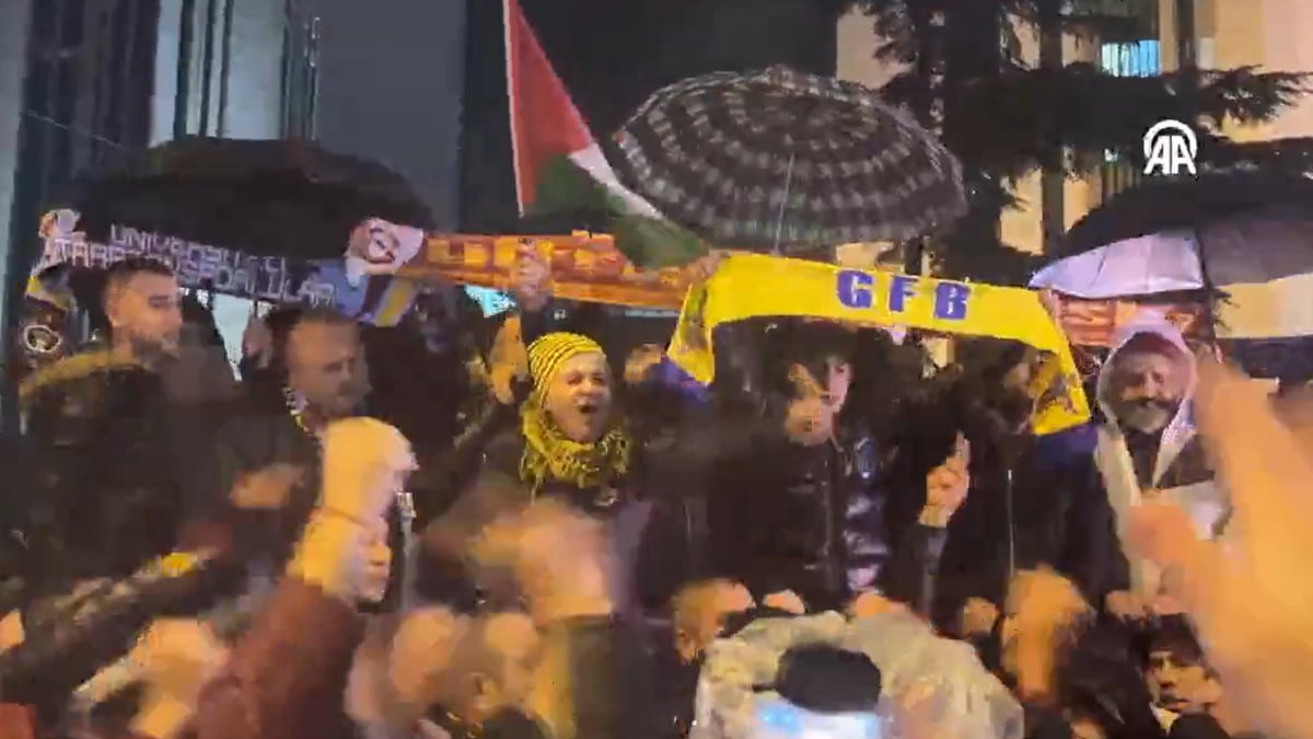 İstanbul’da konsolosluk önünde toplanan taraftarlardan İsrail protestosu