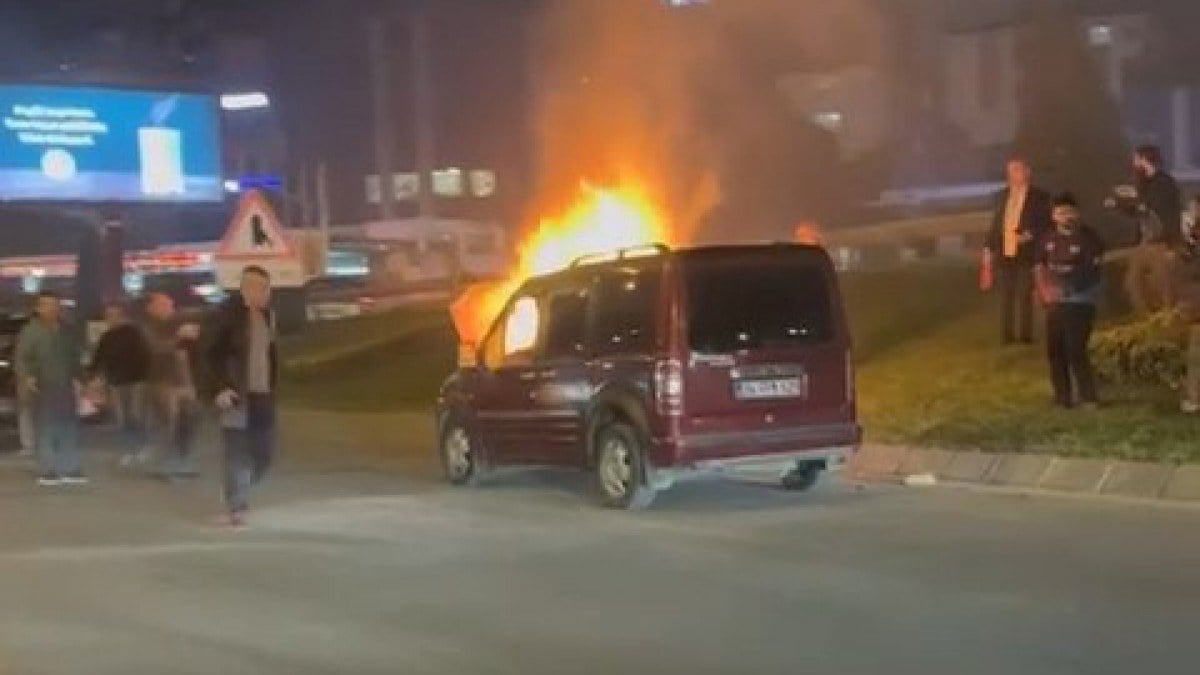 İstanbul’da korku dolu anlar! Seyir halindeki otomobil alevlere teslim oldu