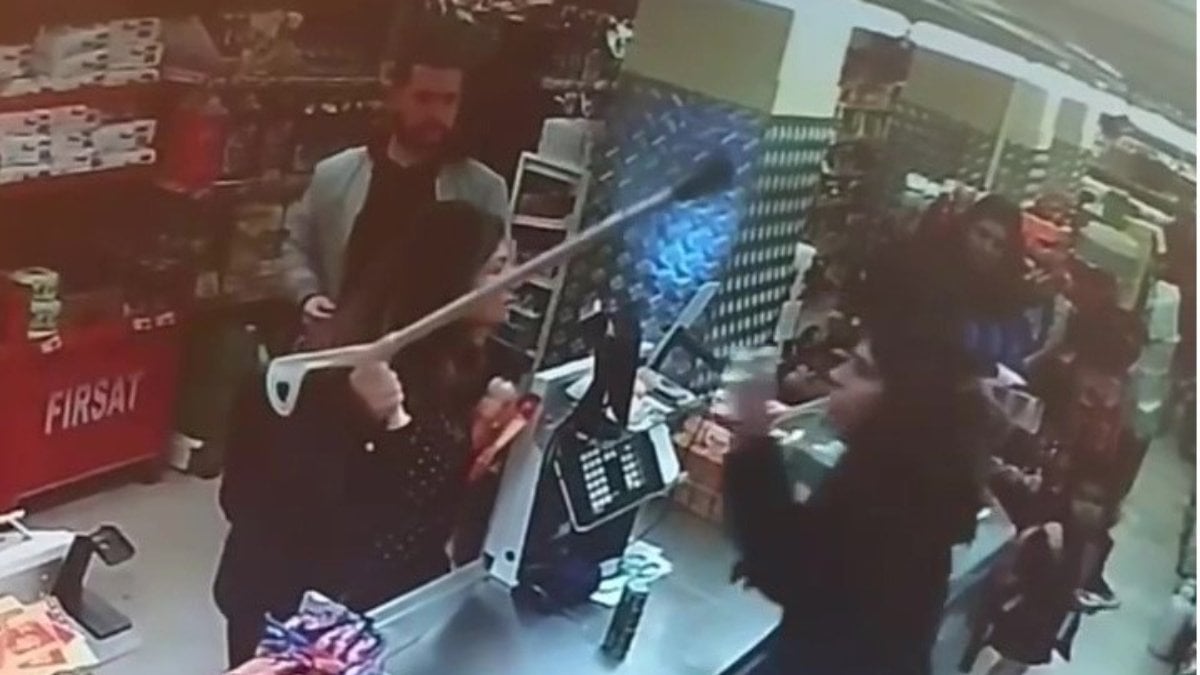 İstanbul’da markette fiyat tartışması! Kasiyere koltuk değneğiyle vurdu