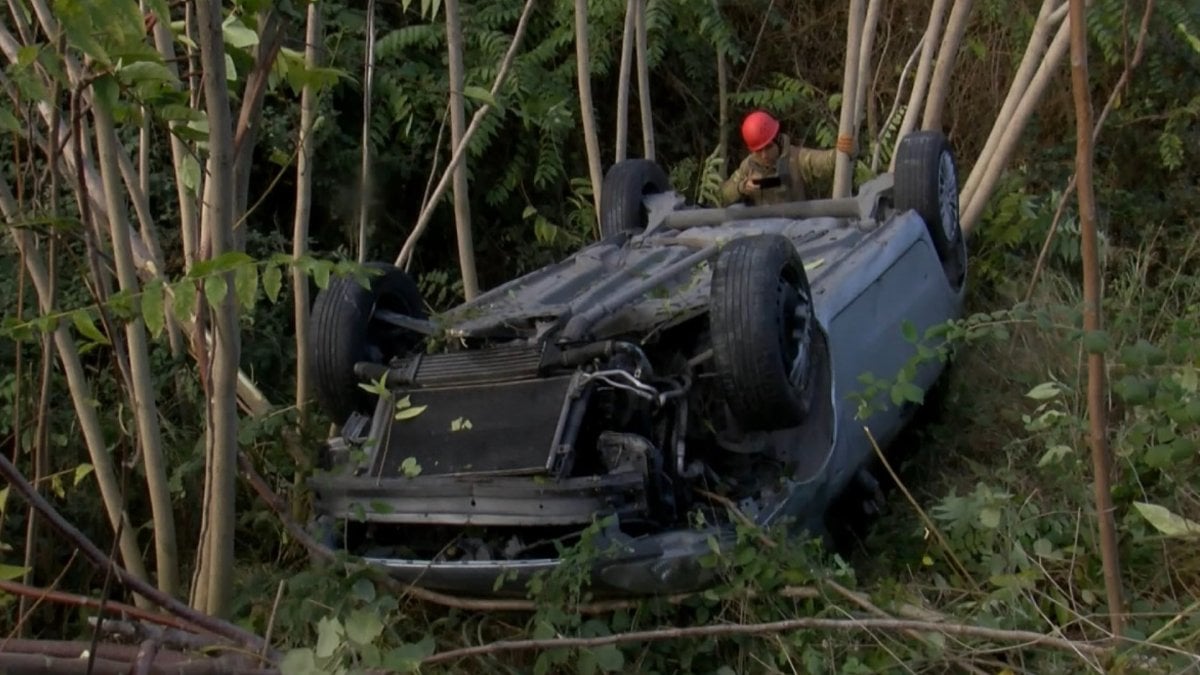 İstanbul’da otomobil şarampole yuvarlandı