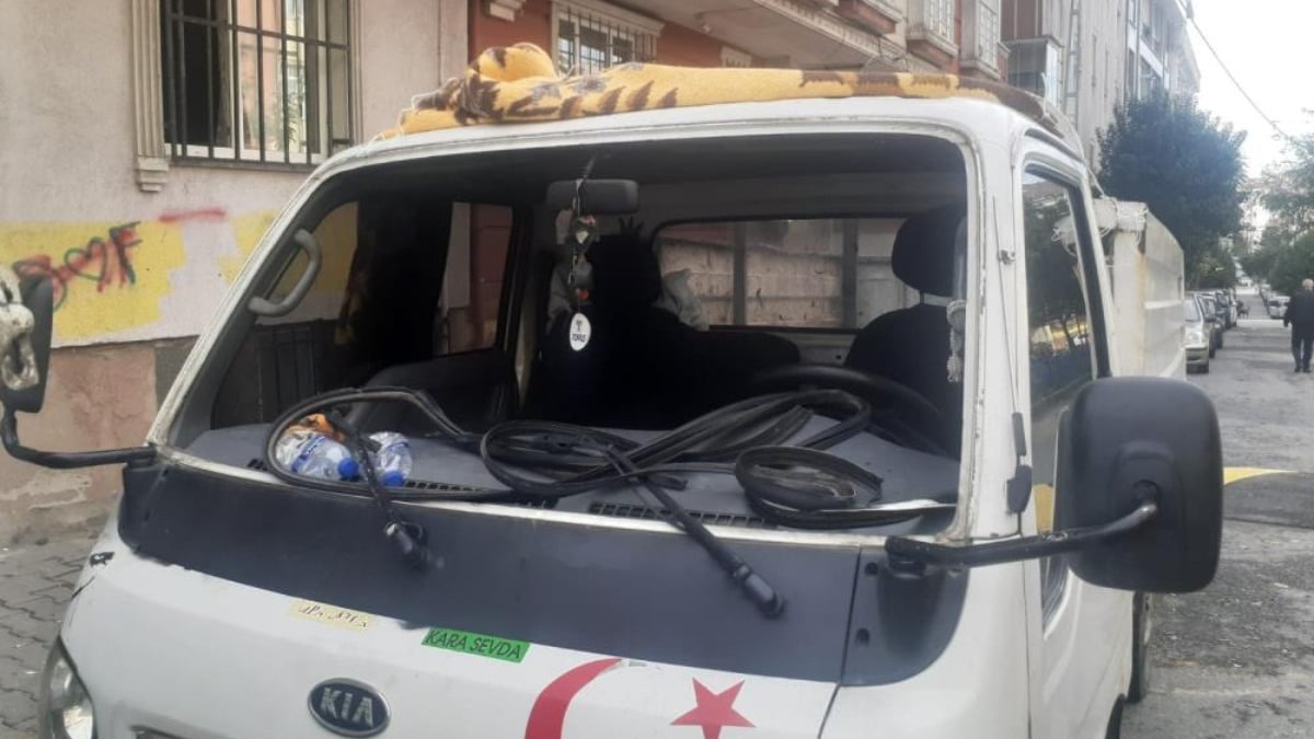 İstanbul’da park halindeki kamyonetin camını çaldılar