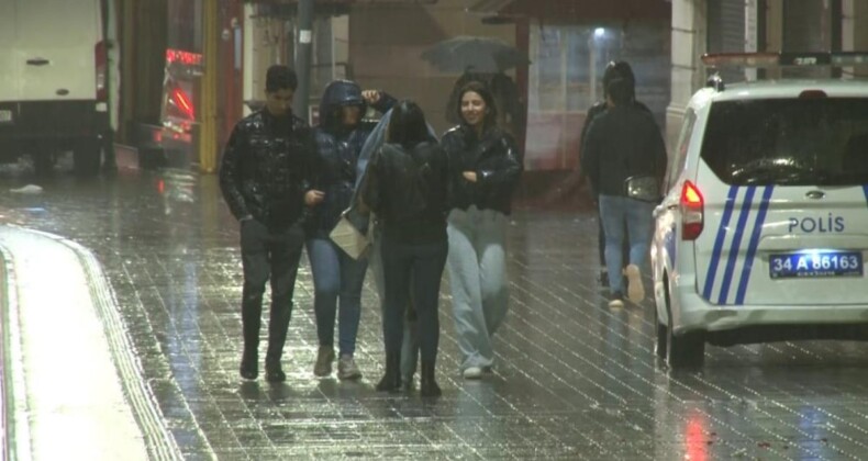 İstanbul’da sağanak yağış etkili oluyor! Cadde ve sokaklar göle döndü