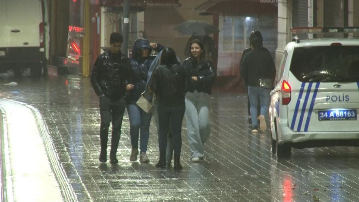 İstanbul’da sağanak yağış etkili oluyor! Cadde ve sokaklar göle döndü