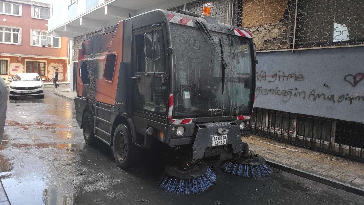 İstanbul’da Şişli Belediyesi’ne ait sokak süpürme aracı küle döndü