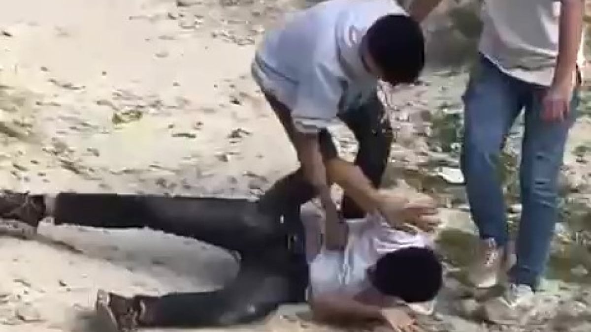 İstanbul’da sokak ortasında 2 çocuk bir diğer çocuğu yere yatırıp dövdü