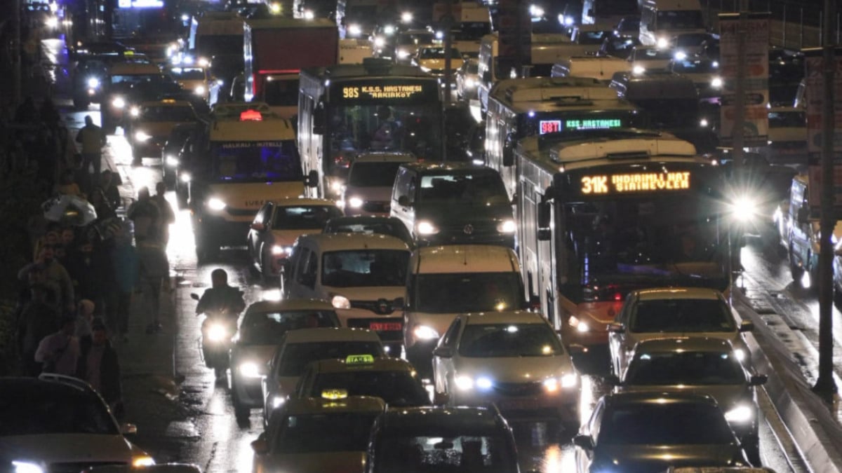 İstanbul’da yağış sonrası trafik durma noktasına geldi