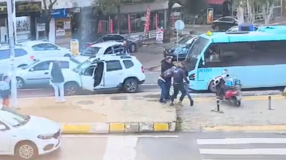 İstanbul’da yol verme kavgası! Sürücüler tekme tokat birbirine saldırdı