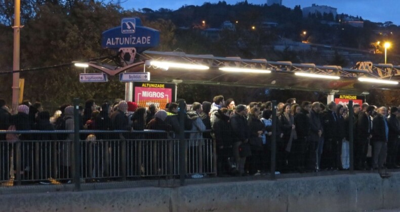 İstanbul’u fırtına vurdu! Vapur seferleri iptal edilince Marmaray ve metrobüse akın ettiler