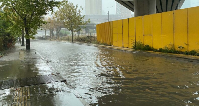 İzmir’de her yağmur sonrası aynı manzara: Cadde ve çarşıları su bastı