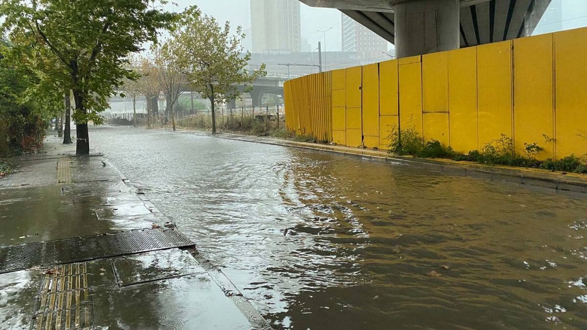 İzmir’de her yağmur sonrası aynı manzara: Cadde ve çarşıları su bastı