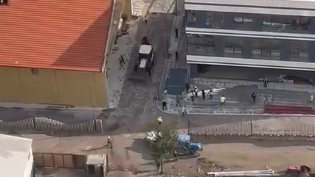 İzmir’de işçilerin kavgası: Kepçe operatörü iş makinesiyle kovaladı