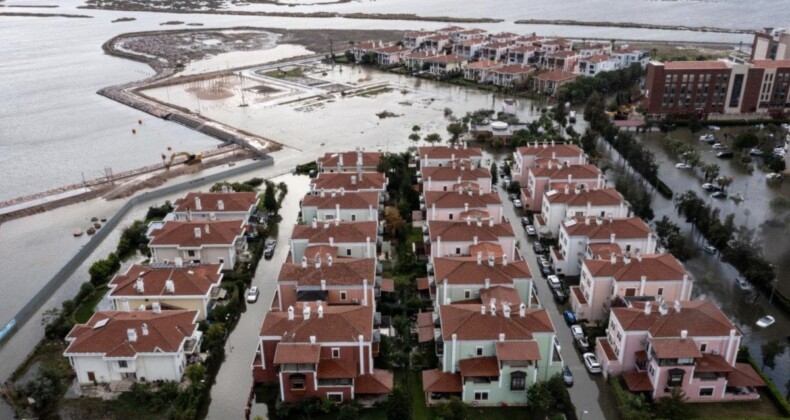 İzmir’de lüks villalar suya gömüldü: 75 milyonluk evler yağmur sularında kayboldu