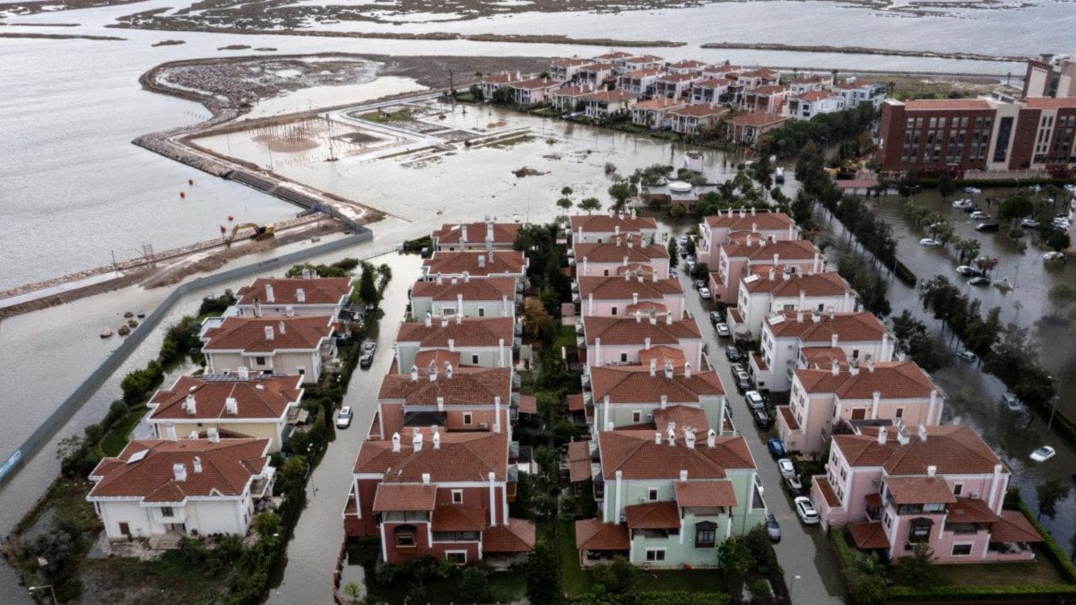 İzmir’de lüks villalar suya gömüldü: 75 milyonluk evler yağmur sularında kayboldu