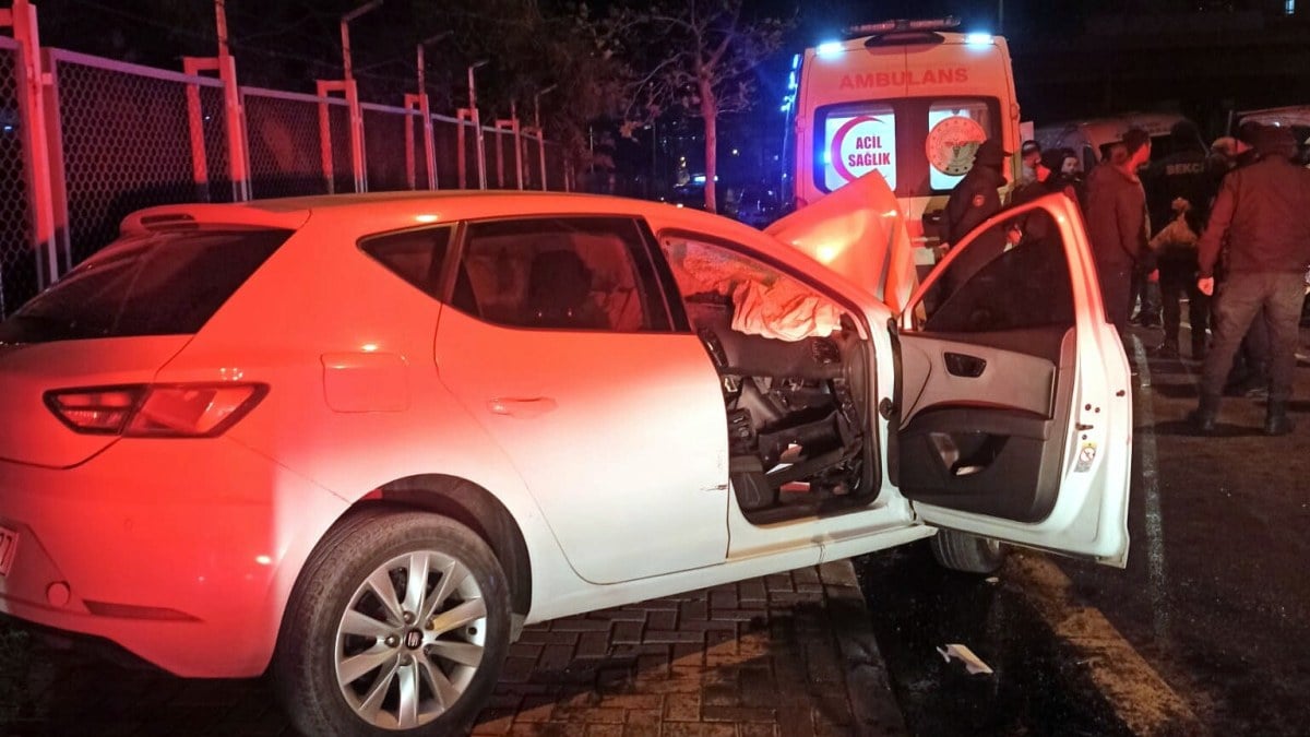 İzmir’de otobüs ile otomobil kafa kafaya çarpıştı: 1 ölü 2 yaralı