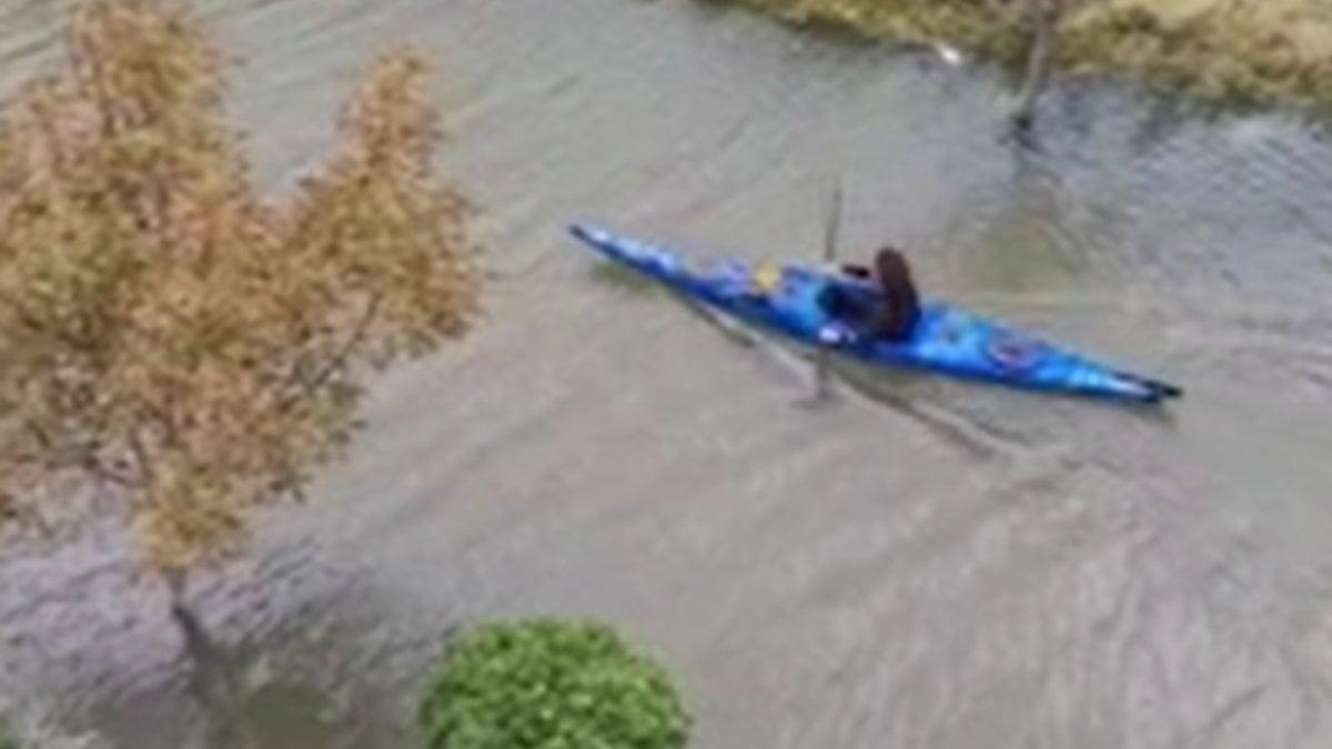 İzmir’de site bahçesini su bastı: Çareyi kanoyla yolculuk yapmakta buldu