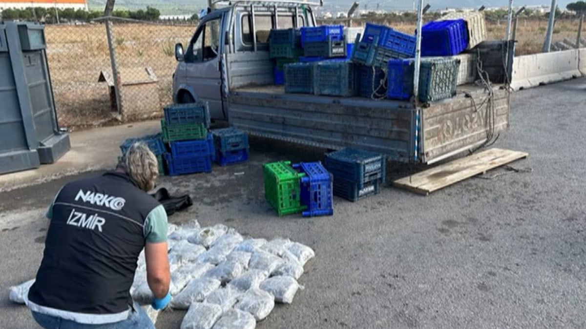 İzmir’de uyuşturucu operasyonu: Kamyonet kasasında 21 kilo esrar bulundu