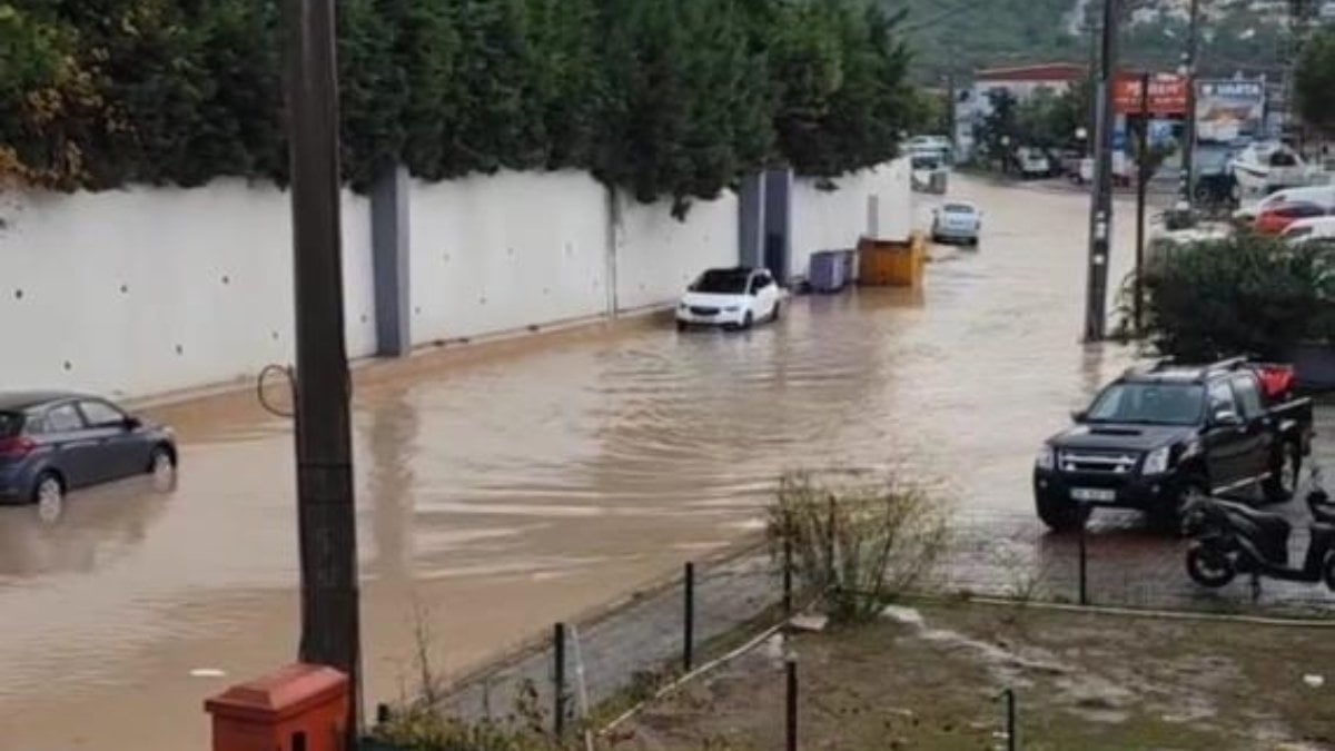 İzmir’de yağmur caddeleri göle çevirdi