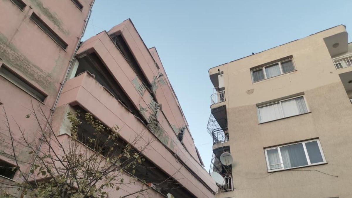 İzmir’de yıkılan bina yan yattı: Etrafındaki binalar boşaltıldı