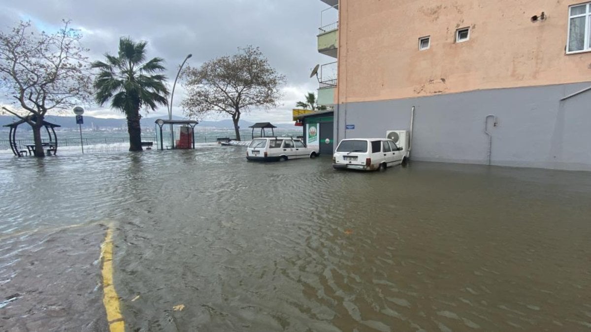 İzmit ve Gölcük sular altında! Yol ve otopark sular altında kaldı