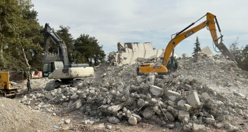 Kahramanmaraş’ta ağır hasarlı binaların yıkımı devam ediyor