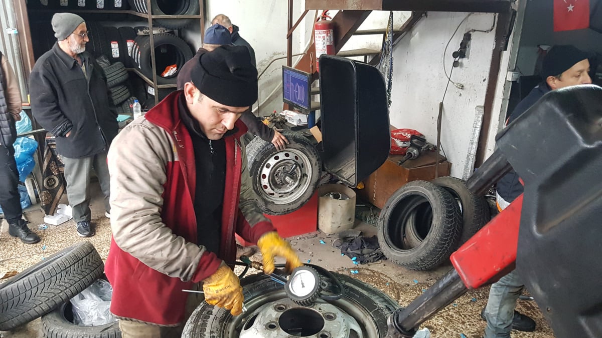 Karabük’te kar yağışına hazırlıksız yakalanan sürücüler oto lastikçilere akın etti